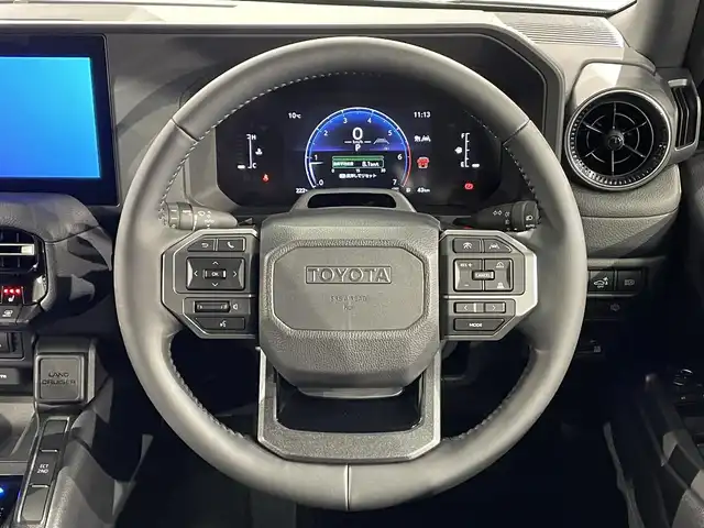 トヨタ ランドクルーザー ２５０ VX 愛知県 2025(令7)年 0.1万km アバンギャルドブロンズメタリック 純正１２．３インチディスプレイナビ　/(AM/FM/Bluetooth/Miracast/HDMI/フルセグTV/USB)/サンルーフ　/パノラミックビューモニター　/トヨタセーフティセンス　/　　-衝突軽減ブレーキ/　　-車線逸脱警報/　　-レーダークルーズコントロール/　　-オートマチックハイビーム/　　-ロードサインアシスト/　　-発進告知機能/シートヒーター　/シートベンチレーション/ビルトインＥＴＣ２．０　/デジタルインナーミラー　/ステアリングヒーター　/ブラインドスポットモニター/クリアランスソナー/D席パワーシート/ルーフレール　/三眼ＬＥＤヘッドライト/フォグランプ/黒レザーシート/純正フロアマット/スペアタイヤ有