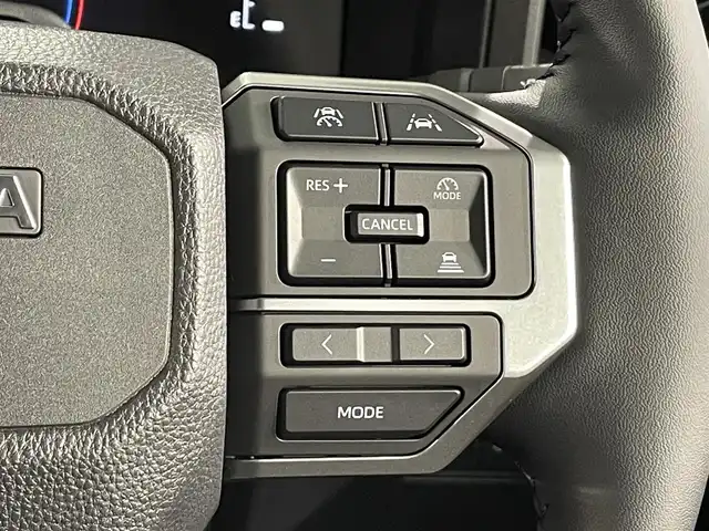 トヨタ ランドクルーザー ２５０ VX 愛知県 2025(令7)年 0.1万km アバンギャルドブロンズメタリック 純正１２．３インチディスプレイナビ　/(AM/FM/Bluetooth/Miracast/HDMI/フルセグTV/USB)/サンルーフ　/パノラミックビューモニター　/トヨタセーフティセンス　/　　-衝突軽減ブレーキ/　　-車線逸脱警報/　　-レーダークルーズコントロール/　　-オートマチックハイビーム/　　-ロードサインアシスト/　　-発進告知機能/シートヒーター　/シートベンチレーション/ビルトインＥＴＣ２．０　/デジタルインナーミラー　/ステアリングヒーター　/ブラインドスポットモニター/クリアランスソナー/D席パワーシート/ルーフレール　/三眼ＬＥＤヘッドライト/フォグランプ/黒レザーシート/純正フロアマット/スペアタイヤ有