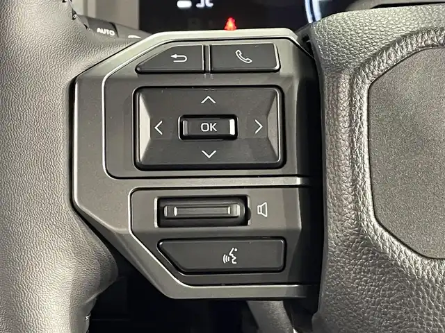 トヨタ ランドクルーザー ２５０ VX 愛知県 2025(令7)年 0.1万km アバンギャルドブロンズメタリック 純正１２．３インチディスプレイナビ　/(AM/FM/Bluetooth/Miracast/HDMI/フルセグTV/USB)/サンルーフ　/パノラミックビューモニター　/トヨタセーフティセンス　/　　-衝突軽減ブレーキ/　　-車線逸脱警報/　　-レーダークルーズコントロール/　　-オートマチックハイビーム/　　-ロードサインアシスト/　　-発進告知機能/シートヒーター　/シートベンチレーション/ビルトインＥＴＣ２．０　/デジタルインナーミラー　/ステアリングヒーター　/ブラインドスポットモニター/クリアランスソナー/D席パワーシート/ルーフレール　/三眼ＬＥＤヘッドライト/フォグランプ/黒レザーシート/純正フロアマット/スペアタイヤ有