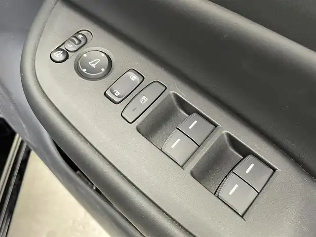 ホンダ フィット e:HEVホーム 富山県 2023(令5)年 0.7万km クリスタルブラックパール 登録時走行距離6143km/ワンオーナー/純正ナビ(TV/AM/FM/BT/USB/SD)/全方位カメラ/ビルトインETC2.0/ドライブレコーダー(前方)/LEDヘッドライト/オートライト/オートマチックハイビーム/衝突被害軽減ブレーキ/レーンキープアシスト/コーナーセンサー/レーダークルーズコントロール/純正フロアマット/ステアリングスイッチ/エンジンプッシュスタート/スマートキー/スペアキー/電動格納ミラー/ドアバイザー/保証書/取扱説明書
