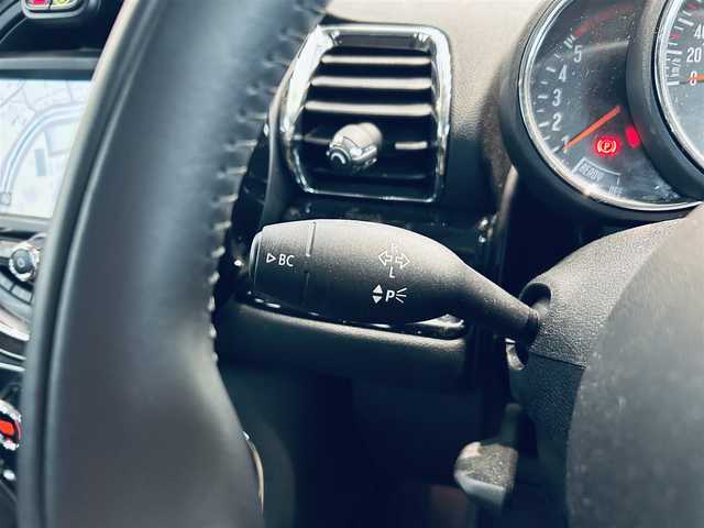 ＭＩＮＩ ＢＭＷ ミニ クラブマン クーパーD 大阪府 2020(令2)年 1.1万km ペッパー・ホワイト ペッパーP/インテリジェントセーフティ/純正ナビ/バックカメラ/シートヒーター/ACC/純正17インチAW/LEDヘッドライト/クリアランスソナー/ETC/USB/Bluetooth