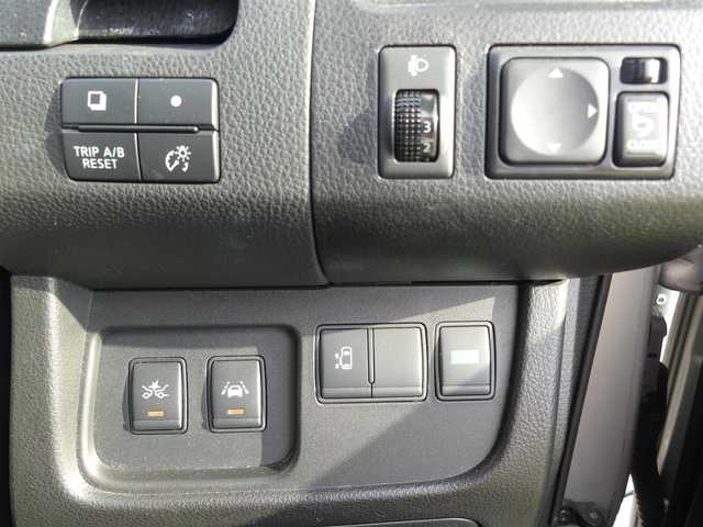 日産 セレナ 20X S HV Aセーフティ 千葉県 2014(平26)年 7.8万km ブリリアントシルバー エマージェンシーブレーキ/クルーズコントロール/アイドリングストップ/左パワースライドドア/右イージークローザードア/純正SDナビ/地デジTV/【DVD/CD再生機能　Bluetooth接続】/アラウンドビューモニター/ETC/HIDヘッドライト/ウインカーミラー/コーナーセンサー/純正15インチアルミホイル/インテリジェントキー