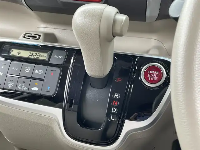 ホンダ Ｎ ＢＯＸ G SSパッケージ 滋賀県 2017(平29)年 3.6万km プレミアムホワイトパールⅡ 純正ナビ/(CD/DVD/フルセグ/Bluetooth)/バックカメラ/シートヒーター/ステアリングスイッチ/両側電動/ETC/HIDヘッドライト/オートライト/スマートキー/プッシュスタート