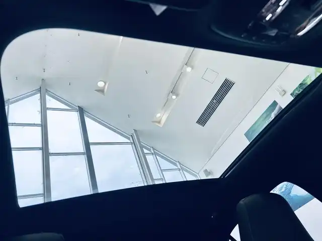 メルセデス・ベンツ Ａ２００ｄ AMGライン 大阪府 2022(令4)年 2.7万km サンイエロー レザーエクスクルーシブP/アドバンスドP/レーダーセーフティP/サンルーフ/HUD/ACC/赤黒革/シートヒーター/純正ナビ/TV/３６０度カメラ/ブラインドスポット/純正18インチAW/LEDヘッドライト/アンビエントライト