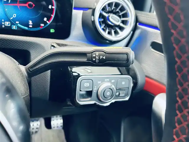 メルセデス・ベンツ Ａ２００ｄ AMGライン 大阪府 2022(令4)年 2.7万km サンイエロー レザーエクスクルーシブP/アドバンスドP/レーダーセーフティP/サンルーフ/HUD/ACC/赤黒革/シートヒーター/純正ナビ/TV/３６０度カメラ/ブラインドスポット/純正18インチAW/LEDヘッドライト/アンビエントライト
