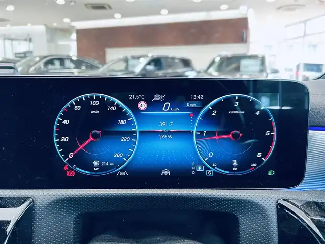 メルセデス・ベンツ Ａ２００ｄ AMGライン 大阪府 2022(令4)年 2.7万km サンイエロー レザーエクスクルーシブP/アドバンスドP/レーダーセーフティP/サンルーフ/HUD/ACC/赤黒革/シートヒーター/純正ナビ/TV/３６０度カメラ/ブラインドスポット/純正18インチAW/LEDヘッドライト/アンビエントライト