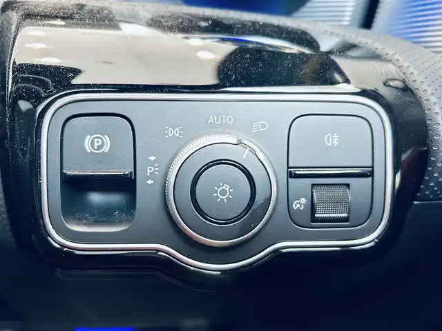 メルセデス・ベンツ Ａ２００ｄ AMGライン 大阪府 2022(令4)年 2.7万km サンイエロー レザーエクスクルーシブP/アドバンスドP/レーダーセーフティP/サンルーフ/HUD/ACC/赤黒革/シートヒーター/純正ナビ/TV/３６０度カメラ/ブラインドスポット/純正18インチAW/LEDヘッドライト/アンビエントライト
