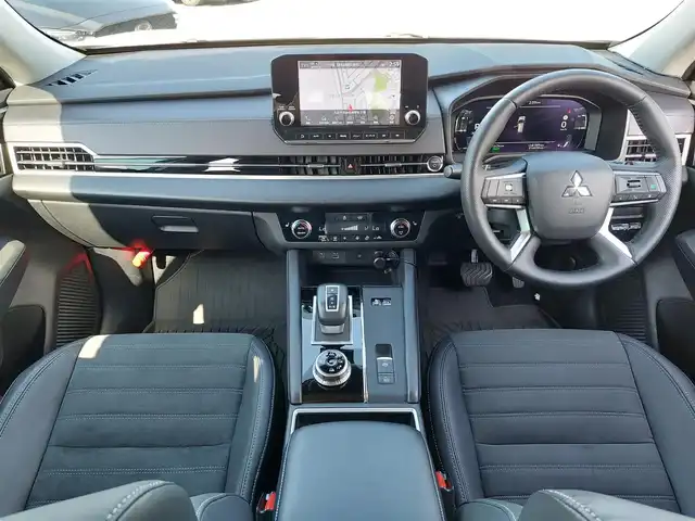 三菱 アウトランダー ＰＨＥＶ G 東京都 2022(令4)年 1.7万km ホワイトダイヤモンド ワンオーナー/純正９型ナビ有りディスプレイオーディオ/・フルセグTV/・Bluetooth接続/マイパイロット/・レーダークルーズコントロールシステム（全車速追従機能付）/・車線維持支援機能/・衝突被害軽減ブレーキシステム/・前方衝突予測警報/・踏み間違い衝突防止アシスト/・車線逸脱警報システム/・標識認識システム/・後側方車両検知警報システム/・ドライブレコーダー（DRV-350)/オートマチックハイビーム/全方位カメラ/置くだけ充電/シートヒーター/パワーシート/純正20インチアルミホイール/純正フロアマット/充電ケーブルあり/新車時保証書/取扱説明書