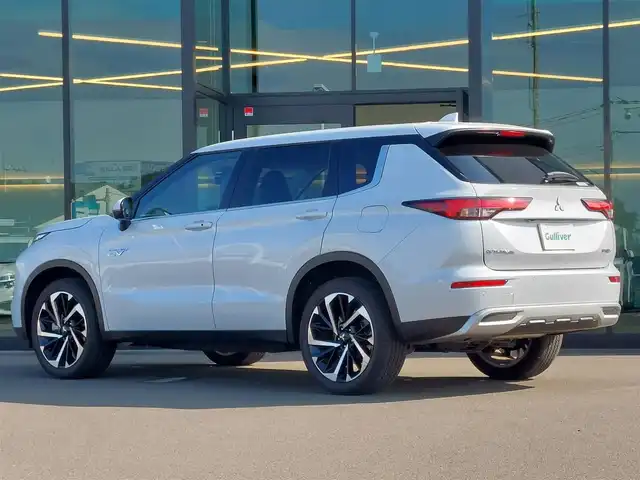 三菱 アウトランダー ＰＨＥＶ G 東京都 2022(令4)年 1.7万km ホワイトダイヤモンド ワンオーナー/純正９型ナビ有りディスプレイオーディオ/・フルセグTV/・Bluetooth接続/マイパイロット/・レーダークルーズコントロールシステム（全車速追従機能付）/・車線維持支援機能/・衝突被害軽減ブレーキシステム/・前方衝突予測警報/・踏み間違い衝突防止アシスト/・車線逸脱警報システム/・標識認識システム/・後側方車両検知警報システム/・ドライブレコーダー（DRV-350)/オートマチックハイビーム/全方位カメラ/置くだけ充電/シートヒーター/パワーシート/純正20インチアルミホイール/純正フロアマット/充電ケーブルあり/新車時保証書/取扱説明書