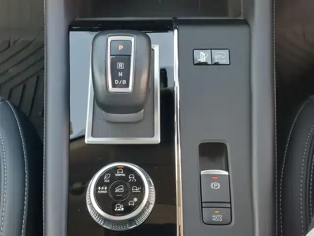 三菱 アウトランダー ＰＨＥＶ G 東京都 2022(令4)年 1.7万km ホワイトダイヤモンド ワンオーナー/純正９型ナビ有りディスプレイオーディオ/・フルセグTV/・Bluetooth接続/マイパイロット/・レーダークルーズコントロールシステム（全車速追従機能付）/・車線維持支援機能/・衝突被害軽減ブレーキシステム/・前方衝突予測警報/・踏み間違い衝突防止アシスト/・車線逸脱警報システム/・標識認識システム/・後側方車両検知警報システム/・ドライブレコーダー（DRV-350)/オートマチックハイビーム/全方位カメラ/置くだけ充電/シートヒーター/パワーシート/純正20インチアルミホイール/純正フロアマット/充電ケーブルあり/新車時保証書/取扱説明書