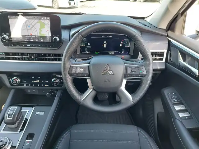 三菱 アウトランダー ＰＨＥＶ G 東京都 2022(令4)年 1.7万km ホワイトダイヤモンド ワンオーナー/純正９型ナビ有りディスプレイオーディオ/・フルセグTV/・Bluetooth接続/マイパイロット/・レーダークルーズコントロールシステム（全車速追従機能付）/・車線維持支援機能/・衝突被害軽減ブレーキシステム/・前方衝突予測警報/・踏み間違い衝突防止アシスト/・車線逸脱警報システム/・標識認識システム/・後側方車両検知警報システム/・ドライブレコーダー（DRV-350)/オートマチックハイビーム/全方位カメラ/置くだけ充電/シートヒーター/パワーシート/純正20インチアルミホイール/純正フロアマット/充電ケーブルあり/新車時保証書/取扱説明書