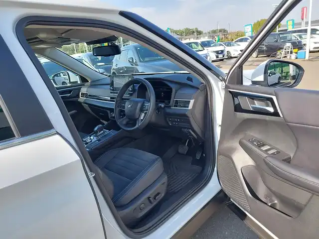 三菱 アウトランダー ＰＨＥＶ G 東京都 2022(令4)年 1.7万km ホワイトダイヤモンド ワンオーナー/純正９型ナビ有りディスプレイオーディオ/・フルセグTV/・Bluetooth接続/マイパイロット/・レーダークルーズコントロールシステム（全車速追従機能付）/・車線維持支援機能/・衝突被害軽減ブレーキシステム/・前方衝突予測警報/・踏み間違い衝突防止アシスト/・車線逸脱警報システム/・標識認識システム/・後側方車両検知警報システム/・ドライブレコーダー（DRV-350)/オートマチックハイビーム/全方位カメラ/置くだけ充電/シートヒーター/パワーシート/純正20インチアルミホイール/純正フロアマット/充電ケーブルあり/新車時保証書/取扱説明書