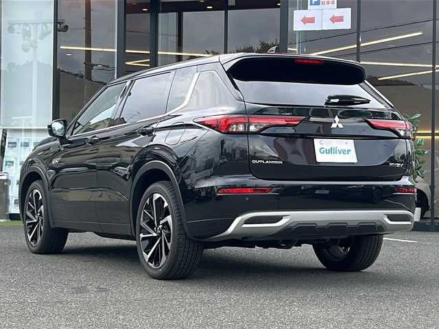 三菱 アウトランダー ＰＨＥＶ P 大阪府 2024(令6)年 0.9万km ブラックダイヤモンド １オーナー　マイパイロット　ＢＯＳＥサウンド　黒革シート　純正９型ナビ　 シートメモリー　シートヒーター 　ステアリングヒーター　ワイヤレス充電器　全方位カメラ　追従型クルーズコントロール　AC100V ＢＳＭ レーンキープアシスト コーナーセンサー オートライト LEDライト オートハイビーム ダウンヒルアシストコントロール パワーバックドア スマートキー 保証書 取扱説明書 純正フロアマット