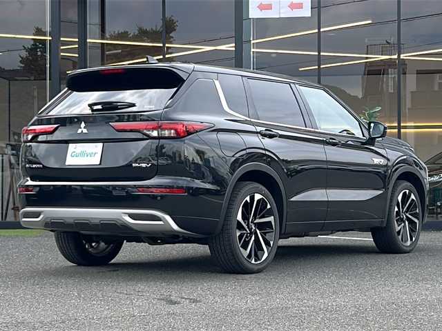 三菱 アウトランダー ＰＨＥＶ P 大阪府 2024(令6)年 0.9万km ブラックダイヤモンド １オーナー　マイパイロット　ＢＯＳＥサウンド　黒革シート　純正９型ナビ　 シートメモリー　シートヒーター 　ステアリングヒーター　ワイヤレス充電器　全方位カメラ　追従型クルーズコントロール　AC100V ＢＳＭ レーンキープアシスト コーナーセンサー オートライト LEDライト オートハイビーム ダウンヒルアシストコントロール パワーバックドア スマートキー 保証書 取扱説明書 純正フロアマット