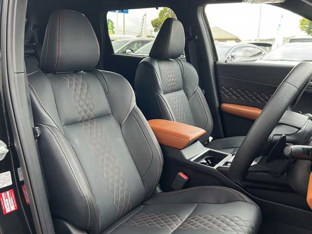 三菱 アウトランダー ＰＨＥＶ P 大阪府 2024(令6)年 0.9万km ブラックダイヤモンド １オーナー　マイパイロット　ＢＯＳＥサウンド　黒革シート　純正９型ナビ　 シートメモリー　シートヒーター 　ステアリングヒーター　ワイヤレス充電器　全方位カメラ　追従型クルーズコントロール　AC100V ＢＳＭ レーンキープアシスト コーナーセンサー オートライト LEDライト オートハイビーム ダウンヒルアシストコントロール パワーバックドア スマートキー 保証書 取扱説明書 純正フロアマット