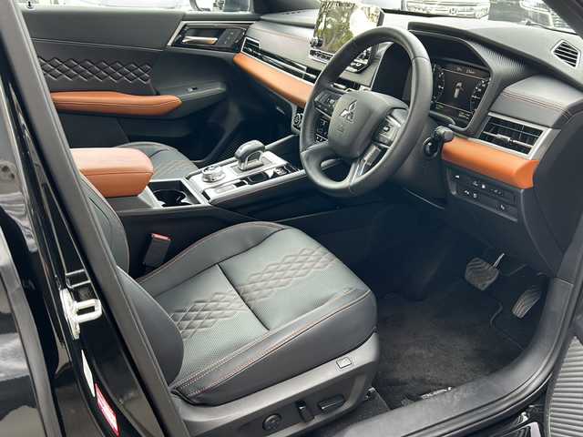 三菱 アウトランダー ＰＨＥＶ P 大阪府 2024(令6)年 0.9万km ブラックダイヤモンド １オーナー　マイパイロット　ＢＯＳＥサウンド　黒革シート　純正９型ナビ　 シートメモリー　シートヒーター 　ステアリングヒーター　ワイヤレス充電器　全方位カメラ　追従型クルーズコントロール　AC100V ＢＳＭ レーンキープアシスト コーナーセンサー オートライト LEDライト オートハイビーム ダウンヒルアシストコントロール パワーバックドア スマートキー 保証書 取扱説明書 純正フロアマット