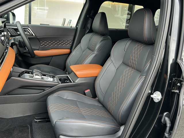 三菱 アウトランダー ＰＨＥＶ P 大阪府 2024(令6)年 0.9万km ブラックダイヤモンド １オーナー　マイパイロット　ＢＯＳＥサウンド　黒革シート　純正９型ナビ　 シートメモリー　シートヒーター 　ステアリングヒーター　ワイヤレス充電器　全方位カメラ　追従型クルーズコントロール　AC100V ＢＳＭ レーンキープアシスト コーナーセンサー オートライト LEDライト オートハイビーム ダウンヒルアシストコントロール パワーバックドア スマートキー 保証書 取扱説明書 純正フロアマット