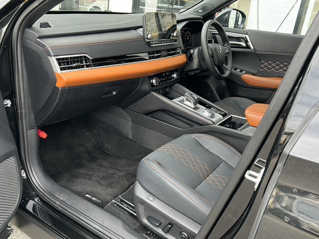 三菱 アウトランダー ＰＨＥＶ P 大阪府 2024(令6)年 0.9万km ブラックダイヤモンド １オーナー　マイパイロット　ＢＯＳＥサウンド　黒革シート　純正９型ナビ　 シートメモリー　シートヒーター 　ステアリングヒーター　ワイヤレス充電器　全方位カメラ　追従型クルーズコントロール　AC100V ＢＳＭ レーンキープアシスト コーナーセンサー オートライト LEDライト オートハイビーム ダウンヒルアシストコントロール パワーバックドア スマートキー 保証書 取扱説明書 純正フロアマット