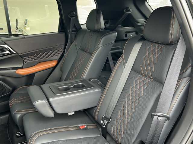三菱 アウトランダー ＰＨＥＶ P 大阪府 2024(令6)年 0.9万km ブラックダイヤモンド １オーナー　マイパイロット　ＢＯＳＥサウンド　黒革シート　純正９型ナビ　 シートメモリー　シートヒーター 　ステアリングヒーター　ワイヤレス充電器　全方位カメラ　追従型クルーズコントロール　AC100V ＢＳＭ レーンキープアシスト コーナーセンサー オートライト LEDライト オートハイビーム ダウンヒルアシストコントロール パワーバックドア スマートキー 保証書 取扱説明書 純正フロアマット