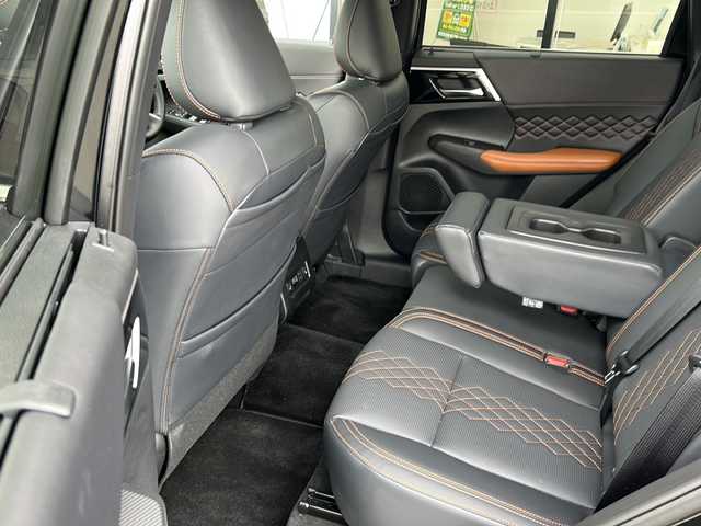 三菱 アウトランダー ＰＨＥＶ P 大阪府 2024(令6)年 0.9万km ブラックダイヤモンド １オーナー　マイパイロット　ＢＯＳＥサウンド　黒革シート　純正９型ナビ　 シートメモリー　シートヒーター 　ステアリングヒーター　ワイヤレス充電器　全方位カメラ　追従型クルーズコントロール　AC100V ＢＳＭ レーンキープアシスト コーナーセンサー オートライト LEDライト オートハイビーム ダウンヒルアシストコントロール パワーバックドア スマートキー 保証書 取扱説明書 純正フロアマット