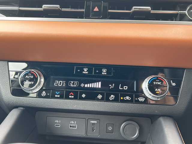 三菱 アウトランダー ＰＨＥＶ P 大阪府 2024(令6)年 0.9万km ブラックダイヤモンド １オーナー　マイパイロット　ＢＯＳＥサウンド　黒革シート　純正９型ナビ　 シートメモリー　シートヒーター 　ステアリングヒーター　ワイヤレス充電器　全方位カメラ　追従型クルーズコントロール　AC100V ＢＳＭ レーンキープアシスト コーナーセンサー オートライト LEDライト オートハイビーム ダウンヒルアシストコントロール パワーバックドア スマートキー 保証書 取扱説明書 純正フロアマット