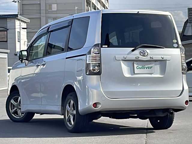 トヨタ ヴォクシー X Lエディション 道北・旭川 2007(平19)年 7万km シルバーM /4WD//寒冷地仕様//禁煙車//社外ナビ/CD/DVD/MSV//バックカメラ//オートエアコン//左側パワースライドドア//ETC//フロントデアイサー//ドアバイザー//社外AW夏タイヤ積み込み//電動格納ミラー//ミラーウィンカー//スペアキー//保証書//取扱説明書