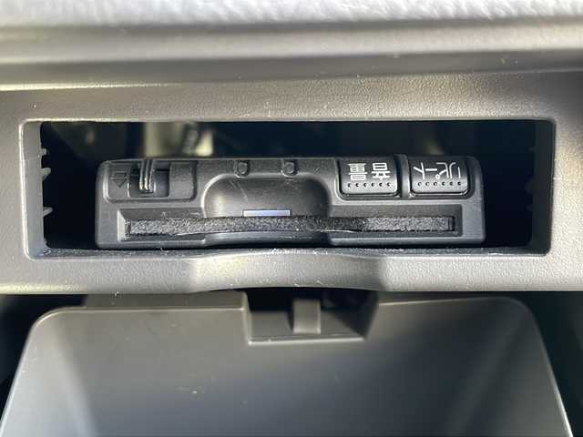 トヨタ ヴォクシー X Lエディション 道北・旭川 2007(平19)年 7万km シルバーM /4WD//寒冷地仕様//禁煙車//社外ナビ/CD/DVD/MSV//バックカメラ//オートエアコン//左側パワースライドドア//ETC//フロントデアイサー//ドアバイザー//社外AW夏タイヤ積み込み//電動格納ミラー//ミラーウィンカー//スペアキー//保証書//取扱説明書