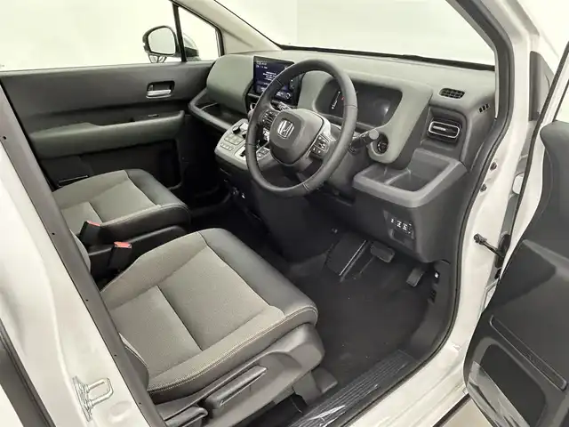 ホンダ フリード ハイブリット e:HEV クロスター 熊本県 2025(令7)年 0.1千km プラチナホワイトパール 登録済未使用車/純正9インチナビLXM-242ZFNI（ＡｐｐｌＣａｒＰｌａｙ・ＡｎｄｒｏｉｄＡｕｔｏ・ＢＴ・フルセグ・ＵＳＢ）/バックカメラ　/ホンダセンシング/・レーダークルーズコントロール/・衝突軽減ブレーキ/・誤発進制御機能/・後方誤発進抑制機能/・近距離衝突軽減ブレーキ/・歩行者事故低減ステアリング/・路外逸脱制御機能/・車線維持支援システム/・先行車発進お知らせ機能/・標識認識機能/横滑り防止/ブラインドスポットモニター/アイドリングストップ/両側パワースライドドア　/前後クリアランスソナー　/前席シートヒーター/ブレーキホールド/電子パーキング/後席サーキュレーター/純正１５インチAW/オートライト/オートマチックハイビーム/LEDヘッドライト/フォグランプ/スマートキー/プッシュスタート/スペアキー1本/保証書/取扱説明書