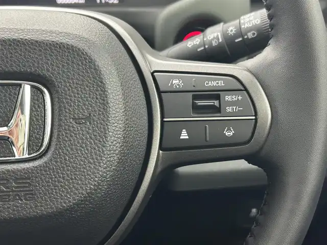 ホンダ フリード ハイブリット e:HEV クロスター 熊本県 2025(令7)年 0.1千km プラチナホワイトパール 登録済未使用車/純正9インチナビLXM-242ZFNI（ＡｐｐｌＣａｒＰｌａｙ・ＡｎｄｒｏｉｄＡｕｔｏ・ＢＴ・フルセグ・ＵＳＢ）/バックカメラ　/ホンダセンシング/・レーダークルーズコントロール/・衝突軽減ブレーキ/・誤発進制御機能/・後方誤発進抑制機能/・近距離衝突軽減ブレーキ/・歩行者事故低減ステアリング/・路外逸脱制御機能/・車線維持支援システム/・先行車発進お知らせ機能/・標識認識機能/横滑り防止/ブラインドスポットモニター/アイドリングストップ/両側パワースライドドア　/前後クリアランスソナー　/前席シートヒーター/ブレーキホールド/電子パーキング/後席サーキュレーター/純正１５インチAW/オートライト/オートマチックハイビーム/LEDヘッドライト/フォグランプ/スマートキー/プッシュスタート/スペアキー1本/保証書/取扱説明書