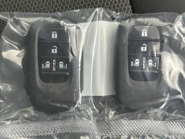 ホンダ フリード ハイブリット e:HEV クロスター 熊本県 2025(令7)年 0.1千km プラチナホワイトパール 登録済未使用車/純正9インチナビLXM-242ZFNI（ＡｐｐｌＣａｒＰｌａｙ・ＡｎｄｒｏｉｄＡｕｔｏ・ＢＴ・フルセグ・ＵＳＢ）/バックカメラ　/ホンダセンシング/・レーダークルーズコントロール/・衝突軽減ブレーキ/・誤発進制御機能/・後方誤発進抑制機能/・近距離衝突軽減ブレーキ/・歩行者事故低減ステアリング/・路外逸脱制御機能/・車線維持支援システム/・先行車発進お知らせ機能/・標識認識機能/横滑り防止/ブラインドスポットモニター/アイドリングストップ/両側パワースライドドア　/前後クリアランスソナー　/前席シートヒーター/ブレーキホールド/電子パーキング/後席サーキュレーター/純正１５インチAW/オートライト/オートマチックハイビーム/LEDヘッドライト/フォグランプ/スマートキー/プッシュスタート/スペアキー1本/保証書/取扱説明書