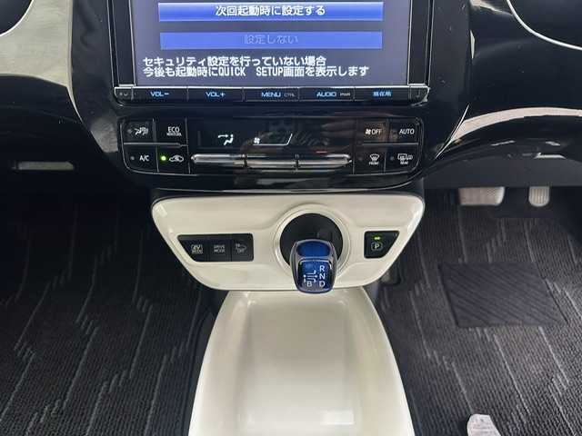 トヨタ プリウス A 兵庫県 2016(平28)年 7万km シルバーM 純正SDナビ(CD/DVD/SD/Bluetooth/フルセグ)/バックカメラ/追従型クルーズコントロール/オートライト/オートマチックハイビーム/LEDヘッドライト/純正フロアマット/ドアバイザー/ETC