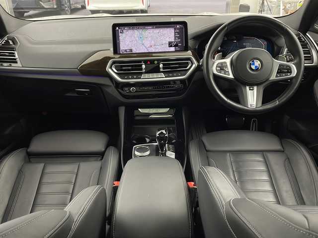 ＢＭＷ ＢＭＷ Ｘ３ xDrive20d Mスポーツ 兵庫県 2023(令5)年 2.5万km アルピンホワイトⅢ ・セレクトパッケージ/ステアリングホイールヒーティング/アコースティックガラス/電動パノラマガラスサンルーフ/リヤサイドウィンドーローラーブラインド/サンプロテクションガラス/リヤシートバックレストアジャストメント/リヤシートヒーティング /harman/kardon サラウンドサウンドシステム/BMWジェスチャーコントロール/・純正ナビ/・TV/BT/USB/・全方位カメラ/・ETC/・純正前後ドライブレコーダー/・ドライビングアシストプロフェッショナル/ハンズオフアシスト/トラフィックサインアシスト/アクティブクルーズコントロール/ステアリング＆レーンコントロールアシスト/レーンディパーチャーウォーニング/レーンチェンジアシスト/レーンチェンジウォーニング/レーンキーピングアシスト/クロストラフィックウォーニング/クロスロードウォーニング/前車接近警告機能/後車衝突警告機能/衝突回避被害軽減ブレーキ/エマージェンシーストップアシスト/・パーキングアシストプラス/・パドルシフト/・パワーバックドア/・レザーシート/・パワーシート/・シートヒーター/・アダプティブLEDヘッドライト/・リアフォグランプ