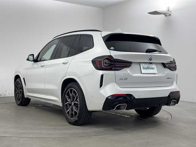 ＢＭＷ ＢＭＷ Ｘ３ xDrive20d Mスポーツ 兵庫県 2023(令5)年 2.5万km アルピンホワイトⅢ ・セレクトパッケージ/ステアリングホイールヒーティング/アコースティックガラス/電動パノラマガラスサンルーフ/リヤサイドウィンドーローラーブラインド/サンプロテクションガラス/リヤシートバックレストアジャストメント/リヤシートヒーティング /harman/kardon サラウンドサウンドシステム/BMWジェスチャーコントロール/・純正ナビ/・TV/BT/USB/・全方位カメラ/・ETC/・純正前後ドライブレコーダー/・ドライビングアシストプロフェッショナル/ハンズオフアシスト/トラフィックサインアシスト/アクティブクルーズコントロール/ステアリング＆レーンコントロールアシスト/レーンディパーチャーウォーニング/レーンチェンジアシスト/レーンチェンジウォーニング/レーンキーピングアシスト/クロストラフィックウォーニング/クロスロードウォーニング/前車接近警告機能/後車衝突警告機能/衝突回避被害軽減ブレーキ/エマージェンシーストップアシスト/・パーキングアシストプラス/・パドルシフト/・パワーバックドア/・レザーシート/・パワーシート/・シートヒーター/・アダプティブLEDヘッドライト/・リアフォグランプ