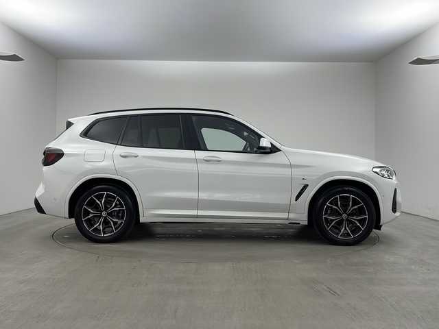 ＢＭＷ ＢＭＷ Ｘ３ xDrive20d Mスポーツ 兵庫県 2023(令5)年 2.5万km アルピンホワイトⅢ ・セレクトパッケージ/ステアリングホイールヒーティング/アコースティックガラス/電動パノラマガラスサンルーフ/リヤサイドウィンドーローラーブラインド/サンプロテクションガラス/リヤシートバックレストアジャストメント/リヤシートヒーティング /harman/kardon サラウンドサウンドシステム/BMWジェスチャーコントロール/・純正ナビ/・TV/BT/USB/・全方位カメラ/・ETC/・純正前後ドライブレコーダー/・ドライビングアシストプロフェッショナル/ハンズオフアシスト/トラフィックサインアシスト/アクティブクルーズコントロール/ステアリング＆レーンコントロールアシスト/レーンディパーチャーウォーニング/レーンチェンジアシスト/レーンチェンジウォーニング/レーンキーピングアシスト/クロストラフィックウォーニング/クロスロードウォーニング/前車接近警告機能/後車衝突警告機能/衝突回避被害軽減ブレーキ/エマージェンシーストップアシスト/・パーキングアシストプラス/・パドルシフト/・パワーバックドア/・レザーシート/・パワーシート/・シートヒーター/・アダプティブLEDヘッドライト/・リアフォグランプ
