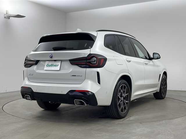 ＢＭＷ ＢＭＷ Ｘ３ xDrive20d Mスポーツ 兵庫県 2023(令5)年 2.5万km アルピンホワイトⅢ ・セレクトパッケージ/ステアリングホイールヒーティング/アコースティックガラス/電動パノラマガラスサンルーフ/リヤサイドウィンドーローラーブラインド/サンプロテクションガラス/リヤシートバックレストアジャストメント/リヤシートヒーティング /harman/kardon サラウンドサウンドシステム/BMWジェスチャーコントロール/・純正ナビ/・TV/BT/USB/・全方位カメラ/・ETC/・純正前後ドライブレコーダー/・ドライビングアシストプロフェッショナル/ハンズオフアシスト/トラフィックサインアシスト/アクティブクルーズコントロール/ステアリング＆レーンコントロールアシスト/レーンディパーチャーウォーニング/レーンチェンジアシスト/レーンチェンジウォーニング/レーンキーピングアシスト/クロストラフィックウォーニング/クロスロードウォーニング/前車接近警告機能/後車衝突警告機能/衝突回避被害軽減ブレーキ/エマージェンシーストップアシスト/・パーキングアシストプラス/・パドルシフト/・パワーバックドア/・レザーシート/・パワーシート/・シートヒーター/・アダプティブLEDヘッドライト/・リアフォグランプ