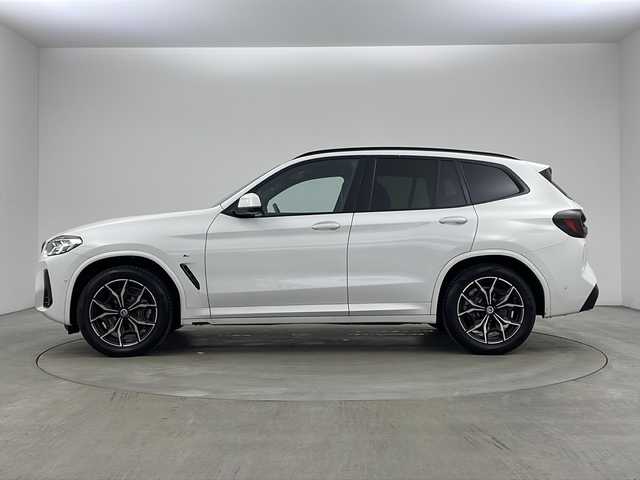 ＢＭＷ ＢＭＷ Ｘ３ xDrive20d Mスポーツ 兵庫県 2023(令5)年 2.5万km アルピンホワイトⅢ ・セレクトパッケージ/ステアリングホイールヒーティング/アコースティックガラス/電動パノラマガラスサンルーフ/リヤサイドウィンドーローラーブラインド/サンプロテクションガラス/リヤシートバックレストアジャストメント/リヤシートヒーティング /harman/kardon サラウンドサウンドシステム/BMWジェスチャーコントロール/・純正ナビ/・TV/BT/USB/・全方位カメラ/・ETC/・純正前後ドライブレコーダー/・ドライビングアシストプロフェッショナル/ハンズオフアシスト/トラフィックサインアシスト/アクティブクルーズコントロール/ステアリング＆レーンコントロールアシスト/レーンディパーチャーウォーニング/レーンチェンジアシスト/レーンチェンジウォーニング/レーンキーピングアシスト/クロストラフィックウォーニング/クロスロードウォーニング/前車接近警告機能/後車衝突警告機能/衝突回避被害軽減ブレーキ/エマージェンシーストップアシスト/・パーキングアシストプラス/・パドルシフト/・パワーバックドア/・レザーシート/・パワーシート/・シートヒーター/・アダプティブLEDヘッドライト/・リアフォグランプ