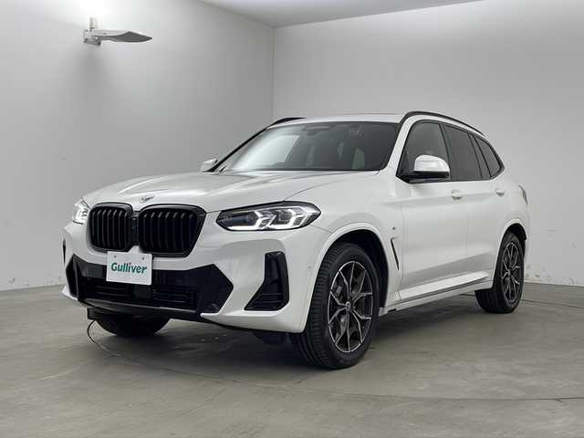 ＢＭＷ ＢＭＷ Ｘ３ xDrive20d Mスポーツ 兵庫県 2023(令5)年 2.5万km アルピンホワイトⅢ ・セレクトパッケージ/ステアリングホイールヒーティング/アコースティックガラス/電動パノラマガラスサンルーフ/リヤサイドウィンドーローラーブラインド/サンプロテクションガラス/リヤシートバックレストアジャストメント/リヤシートヒーティング /harman/kardon サラウンドサウンドシステム/BMWジェスチャーコントロール/・純正ナビ/・TV/BT/USB/・全方位カメラ/・ETC/・純正前後ドライブレコーダー/・ドライビングアシストプロフェッショナル/ハンズオフアシスト/トラフィックサインアシスト/アクティブクルーズコントロール/ステアリング＆レーンコントロールアシスト/レーンディパーチャーウォーニング/レーンチェンジアシスト/レーンチェンジウォーニング/レーンキーピングアシスト/クロストラフィックウォーニング/クロスロードウォーニング/前車接近警告機能/後車衝突警告機能/衝突回避被害軽減ブレーキ/エマージェンシーストップアシスト/・パーキングアシストプラス/・パドルシフト/・パワーバックドア/・レザーシート/・パワーシート/・シートヒーター/・アダプティブLEDヘッドライト/・リアフォグランプ