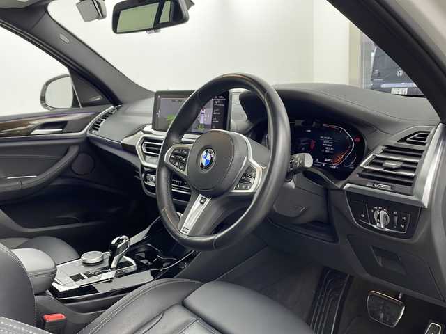 ＢＭＷ ＢＭＷ Ｘ３ xDrive20d Mスポーツ 兵庫県 2023(令5)年 2.5万km アルピンホワイトⅢ ・セレクトパッケージ/ステアリングホイールヒーティング/アコースティックガラス/電動パノラマガラスサンルーフ/リヤサイドウィンドーローラーブラインド/サンプロテクションガラス/リヤシートバックレストアジャストメント/リヤシートヒーティング /harman/kardon サラウンドサウンドシステム/BMWジェスチャーコントロール/・純正ナビ/・TV/BT/USB/・全方位カメラ/・ETC/・純正前後ドライブレコーダー/・ドライビングアシストプロフェッショナル/ハンズオフアシスト/トラフィックサインアシスト/アクティブクルーズコントロール/ステアリング＆レーンコントロールアシスト/レーンディパーチャーウォーニング/レーンチェンジアシスト/レーンチェンジウォーニング/レーンキーピングアシスト/クロストラフィックウォーニング/クロスロードウォーニング/前車接近警告機能/後車衝突警告機能/衝突回避被害軽減ブレーキ/エマージェンシーストップアシスト/・パーキングアシストプラス/・パドルシフト/・パワーバックドア/・レザーシート/・パワーシート/・シートヒーター/・アダプティブLEDヘッドライト/・リアフォグランプ