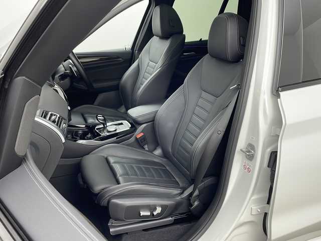 ＢＭＷ ＢＭＷ Ｘ３ xDrive20d Mスポーツ 兵庫県 2023(令5)年 2.5万km アルピンホワイトⅢ ・セレクトパッケージ/ステアリングホイールヒーティング/アコースティックガラス/電動パノラマガラスサンルーフ/リヤサイドウィンドーローラーブラインド/サンプロテクションガラス/リヤシートバックレストアジャストメント/リヤシートヒーティング /harman/kardon サラウンドサウンドシステム/BMWジェスチャーコントロール/・純正ナビ/・TV/BT/USB/・全方位カメラ/・ETC/・純正前後ドライブレコーダー/・ドライビングアシストプロフェッショナル/ハンズオフアシスト/トラフィックサインアシスト/アクティブクルーズコントロール/ステアリング＆レーンコントロールアシスト/レーンディパーチャーウォーニング/レーンチェンジアシスト/レーンチェンジウォーニング/レーンキーピングアシスト/クロストラフィックウォーニング/クロスロードウォーニング/前車接近警告機能/後車衝突警告機能/衝突回避被害軽減ブレーキ/エマージェンシーストップアシスト/・パーキングアシストプラス/・パドルシフト/・パワーバックドア/・レザーシート/・パワーシート/・シートヒーター/・アダプティブLEDヘッドライト/・リアフォグランプ