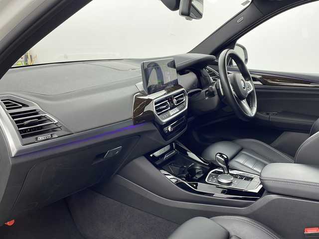 ＢＭＷ ＢＭＷ Ｘ３ xDrive20d Mスポーツ 兵庫県 2023(令5)年 2.5万km アルピンホワイトⅢ ・セレクトパッケージ/ステアリングホイールヒーティング/アコースティックガラス/電動パノラマガラスサンルーフ/リヤサイドウィンドーローラーブラインド/サンプロテクションガラス/リヤシートバックレストアジャストメント/リヤシートヒーティング /harman/kardon サラウンドサウンドシステム/BMWジェスチャーコントロール/・純正ナビ/・TV/BT/USB/・全方位カメラ/・ETC/・純正前後ドライブレコーダー/・ドライビングアシストプロフェッショナル/ハンズオフアシスト/トラフィックサインアシスト/アクティブクルーズコントロール/ステアリング＆レーンコントロールアシスト/レーンディパーチャーウォーニング/レーンチェンジアシスト/レーンチェンジウォーニング/レーンキーピングアシスト/クロストラフィックウォーニング/クロスロードウォーニング/前車接近警告機能/後車衝突警告機能/衝突回避被害軽減ブレーキ/エマージェンシーストップアシスト/・パーキングアシストプラス/・パドルシフト/・パワーバックドア/・レザーシート/・パワーシート/・シートヒーター/・アダプティブLEDヘッドライト/・リアフォグランプ