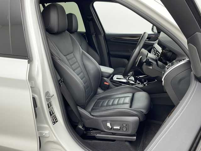 ＢＭＷ ＢＭＷ Ｘ３ xDrive20d Mスポーツ 兵庫県 2023(令5)年 2.5万km アルピンホワイトⅢ ・セレクトパッケージ/ステアリングホイールヒーティング/アコースティックガラス/電動パノラマガラスサンルーフ/リヤサイドウィンドーローラーブラインド/サンプロテクションガラス/リヤシートバックレストアジャストメント/リヤシートヒーティング /harman/kardon サラウンドサウンドシステム/BMWジェスチャーコントロール/・純正ナビ/・TV/BT/USB/・全方位カメラ/・ETC/・純正前後ドライブレコーダー/・ドライビングアシストプロフェッショナル/ハンズオフアシスト/トラフィックサインアシスト/アクティブクルーズコントロール/ステアリング＆レーンコントロールアシスト/レーンディパーチャーウォーニング/レーンチェンジアシスト/レーンチェンジウォーニング/レーンキーピングアシスト/クロストラフィックウォーニング/クロスロードウォーニング/前車接近警告機能/後車衝突警告機能/衝突回避被害軽減ブレーキ/エマージェンシーストップアシスト/・パーキングアシストプラス/・パドルシフト/・パワーバックドア/・レザーシート/・パワーシート/・シートヒーター/・アダプティブLEDヘッドライト/・リアフォグランプ