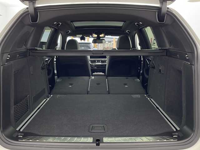 ＢＭＷ ＢＭＷ Ｘ３ xDrive20d Mスポーツ 兵庫県 2023(令5)年 2.5万km アルピンホワイトⅢ ・セレクトパッケージ/ステアリングホイールヒーティング/アコースティックガラス/電動パノラマガラスサンルーフ/リヤサイドウィンドーローラーブラインド/サンプロテクションガラス/リヤシートバックレストアジャストメント/リヤシートヒーティング /harman/kardon サラウンドサウンドシステム/BMWジェスチャーコントロール/・純正ナビ/・TV/BT/USB/・全方位カメラ/・ETC/・純正前後ドライブレコーダー/・ドライビングアシストプロフェッショナル/ハンズオフアシスト/トラフィックサインアシスト/アクティブクルーズコントロール/ステアリング＆レーンコントロールアシスト/レーンディパーチャーウォーニング/レーンチェンジアシスト/レーンチェンジウォーニング/レーンキーピングアシスト/クロストラフィックウォーニング/クロスロードウォーニング/前車接近警告機能/後車衝突警告機能/衝突回避被害軽減ブレーキ/エマージェンシーストップアシスト/・パーキングアシストプラス/・パドルシフト/・パワーバックドア/・レザーシート/・パワーシート/・シートヒーター/・アダプティブLEDヘッドライト/・リアフォグランプ