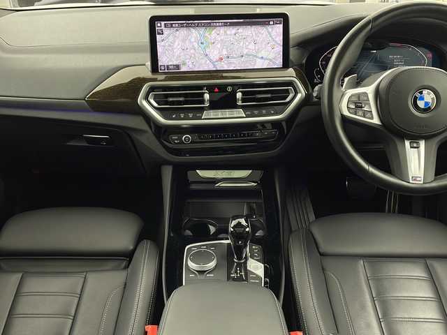 ＢＭＷ ＢＭＷ Ｘ３ xDrive20d Mスポーツ 兵庫県 2023(令5)年 2.5万km アルピンホワイトⅢ ・セレクトパッケージ/ステアリングホイールヒーティング/アコースティックガラス/電動パノラマガラスサンルーフ/リヤサイドウィンドーローラーブラインド/サンプロテクションガラス/リヤシートバックレストアジャストメント/リヤシートヒーティング /harman/kardon サラウンドサウンドシステム/BMWジェスチャーコントロール/・純正ナビ/・TV/BT/USB/・全方位カメラ/・ETC/・純正前後ドライブレコーダー/・ドライビングアシストプロフェッショナル/ハンズオフアシスト/トラフィックサインアシスト/アクティブクルーズコントロール/ステアリング＆レーンコントロールアシスト/レーンディパーチャーウォーニング/レーンチェンジアシスト/レーンチェンジウォーニング/レーンキーピングアシスト/クロストラフィックウォーニング/クロスロードウォーニング/前車接近警告機能/後車衝突警告機能/衝突回避被害軽減ブレーキ/エマージェンシーストップアシスト/・パーキングアシストプラス/・パドルシフト/・パワーバックドア/・レザーシート/・パワーシート/・シートヒーター/・アダプティブLEDヘッドライト/・リアフォグランプ