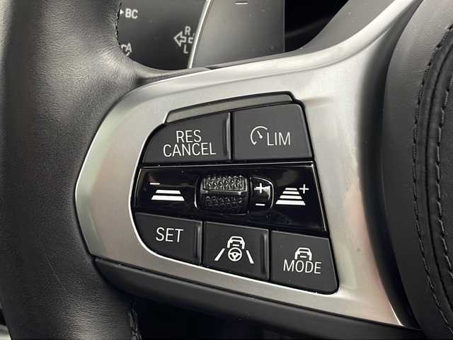 ＢＭＷ ＢＭＷ Ｘ３ xDrive20d Mスポーツ 兵庫県 2023(令5)年 2.5万km アルピンホワイトⅢ ・セレクトパッケージ/ステアリングホイールヒーティング/アコースティックガラス/電動パノラマガラスサンルーフ/リヤサイドウィンドーローラーブラインド/サンプロテクションガラス/リヤシートバックレストアジャストメント/リヤシートヒーティング /harman/kardon サラウンドサウンドシステム/BMWジェスチャーコントロール/・純正ナビ/・TV/BT/USB/・全方位カメラ/・ETC/・純正前後ドライブレコーダー/・ドライビングアシストプロフェッショナル/ハンズオフアシスト/トラフィックサインアシスト/アクティブクルーズコントロール/ステアリング＆レーンコントロールアシスト/レーンディパーチャーウォーニング/レーンチェンジアシスト/レーンチェンジウォーニング/レーンキーピングアシスト/クロストラフィックウォーニング/クロスロードウォーニング/前車接近警告機能/後車衝突警告機能/衝突回避被害軽減ブレーキ/エマージェンシーストップアシスト/・パーキングアシストプラス/・パドルシフト/・パワーバックドア/・レザーシート/・パワーシート/・シートヒーター/・アダプティブLEDヘッドライト/・リアフォグランプ