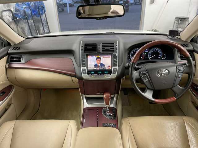 トヨタ クラウン マジェスタ Cタイプ 道央・札幌 2010(平22)年 7.6万km ホワイトパールクリスタルシャイン ・サンルーフ/・純正メーカーマルチナビ/・CD/DVD/HDD/フルセグTV/BT）/・バックカメラ　/・シートヒーター/エアシート　/・レザーシート/パワーシート　/・リアサンシェード　/・ステアリングスイッチ　/・純正フロアマット　/・ＬＥＤオートライト　/・ビルトインＥＴＣ/・スマートキー/スペアキー/・クルーズコントロール/・MTモード付AT/・クールボックス/・電動格納ミラー/・ウィンカーミラー/・フォグランプ/・エアサスコントロール