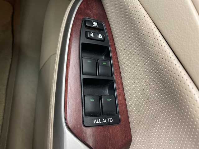 トヨタ クラウン マジェスタ Cタイプ 道央・札幌 2010(平22)年 7.6万km ホワイトパールクリスタルシャイン ・サンルーフ/・純正メーカーマルチナビ/・CD/DVD/HDD/フルセグTV/BT）/・バックカメラ　/・シートヒーター/エアシート　/・レザーシート/パワーシート　/・リアサンシェード　/・ステアリングスイッチ　/・純正フロアマット　/・ＬＥＤオートライト　/・ビルトインＥＴＣ/・スマートキー/スペアキー/・クルーズコントロール/・MTモード付AT/・クールボックス/・電動格納ミラー/・ウィンカーミラー/・フォグランプ/・エアサスコントロール