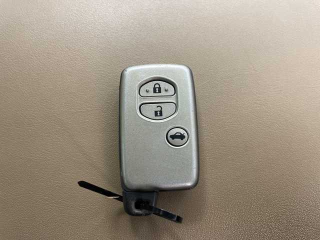 トヨタ クラウン マジェスタ Cタイプ 道央・札幌 2010(平22)年 7.6万km ホワイトパールクリスタルシャイン ・サンルーフ/・純正メーカーマルチナビ/・CD/DVD/HDD/フルセグTV/BT）/・バックカメラ　/・シートヒーター/エアシート　/・レザーシート/パワーシート　/・リアサンシェード　/・ステアリングスイッチ　/・純正フロアマット　/・ＬＥＤオートライト　/・ビルトインＥＴＣ/・スマートキー/スペアキー/・クルーズコントロール/・MTモード付AT/・クールボックス/・電動格納ミラー/・ウィンカーミラー/・フォグランプ/・エアサスコントロール