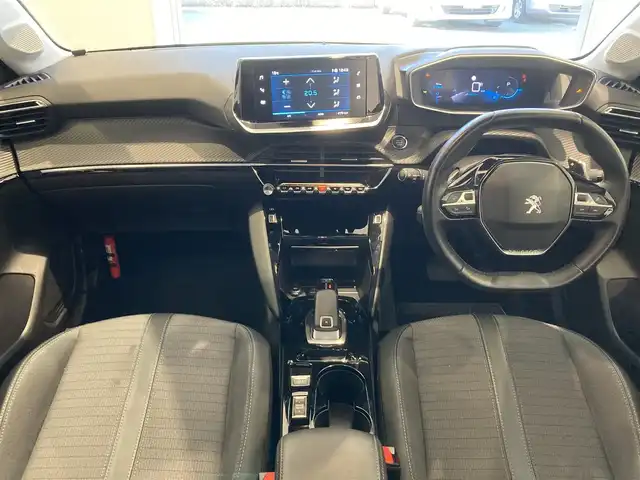 プジョー ２０８ アリュール 熊本県 2020(令2)年 3.5万km BLANC NACRE ・スマートキー/・プッシュスタート/・アクティブセーフティブレーキ/・トラフィックサインインフォメーション/・疲労検知/・パーキングセンサー/・レーンアシスト/・クルーズコントロール(追従式)/・ハーフレザーシート/・純正ディスプレイオーディオ/　【Bluetooth・USB・AppleCarPlay・AndroidAuto】/・バックカメラ/・ETC/・ワイヤレス充電/・ドライブレコーダー(前方録画)/・LEDヘッドランプ