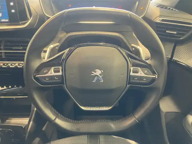 プジョー ２０８ アリュール 熊本県 2020(令2)年 3.5万km BLANC NACRE ・スマートキー/・プッシュスタート/・アクティブセーフティブレーキ/・トラフィックサインインフォメーション/・疲労検知/・パーキングセンサー/・レーンアシスト/・クルーズコントロール(追従式)/・ハーフレザーシート/・純正ディスプレイオーディオ/　【Bluetooth・USB・AppleCarPlay・AndroidAuto】/・バックカメラ/・ETC/・ワイヤレス充電/・ドライブレコーダー(前方録画)/・LEDヘッドランプ