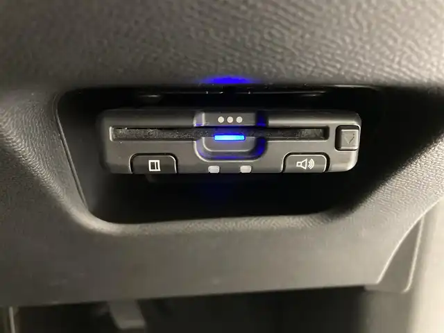 プジョー ２０８ アリュール 熊本県 2020(令2)年 3.5万km BLANC NACRE ・スマートキー/・プッシュスタート/・アクティブセーフティブレーキ/・トラフィックサインインフォメーション/・疲労検知/・パーキングセンサー/・レーンアシスト/・クルーズコントロール(追従式)/・ハーフレザーシート/・純正ディスプレイオーディオ/　【Bluetooth・USB・AppleCarPlay・AndroidAuto】/・バックカメラ/・ETC/・ワイヤレス充電/・ドライブレコーダー(前方録画)/・LEDヘッドランプ